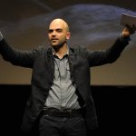 Roberto Saviano Wikipedia 2011 03 Di International Journalism Festival from Perugia, Italia – Flickr, CC BY-SA 2.0, https://commons.wikimedia.org/w/index.php?curid=17246727